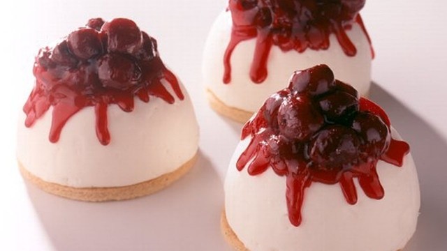 Buttermilchtörtchen mit Kirschen