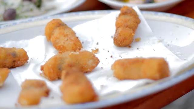 Spießchen mit Muscheln und Mozzarella
