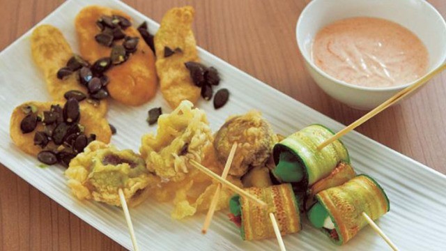 Zucchiniröllchen mit frittierten Pilzen